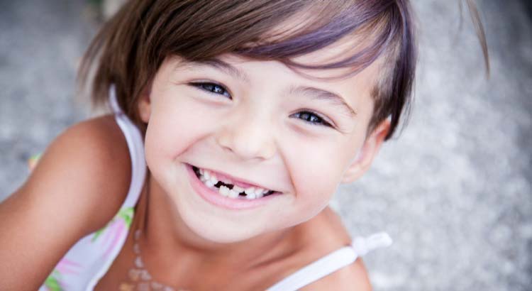 Lächelndes Kind mit Zahnlücke